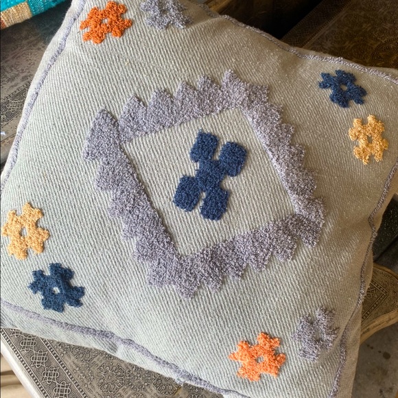Urban Outfitters Nisa Crewel Pillow - Picture 3 of 8